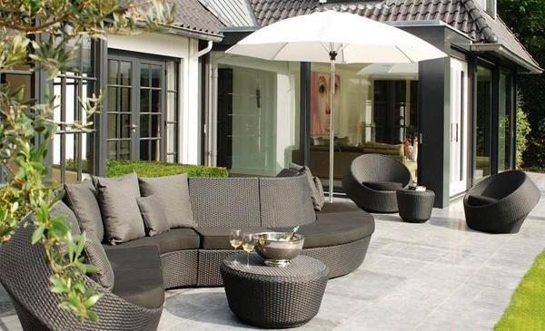 outdoor_wicker_garden_patio_round_white_and_black_sofa_chair_Luxox_3_grande_0cc2c5bb-6fff-401d-a047-6a2168b6fcb1_2048x